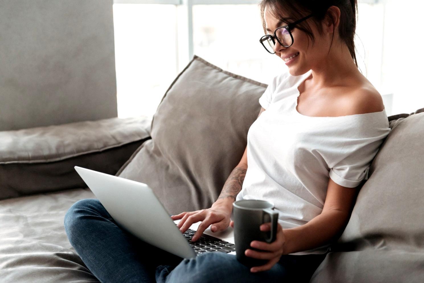 Interface d'automatisation budgétaire moderne montrant des graphiques et des tableaux de bord financiers